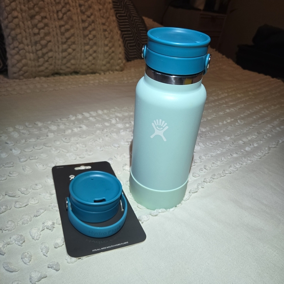 Hydro Flask Light Blue Water Bottle with Flex Sip Lid - Picture 4 of 4